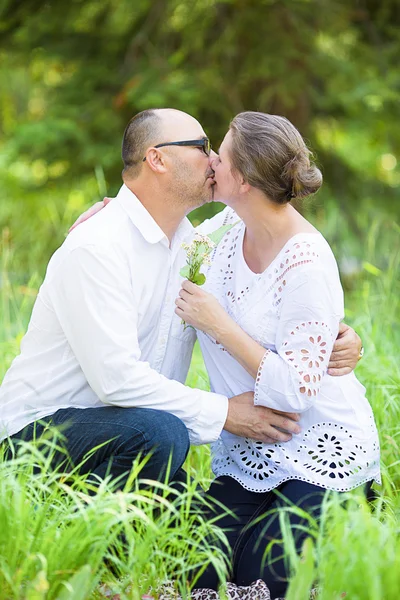 Reifes Paar küsst sich — Stockfoto