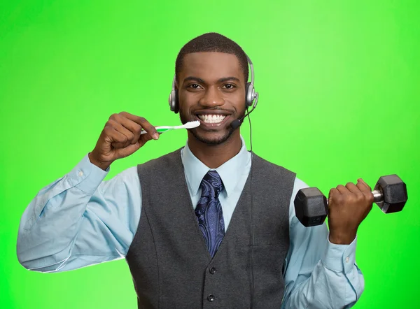 Zakenman praten over telefoon, tanden poetsen — Stockfoto