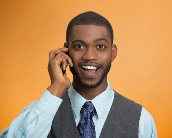 愉快的商业人，年轻的家伙谈手机微笑 — 图库照片