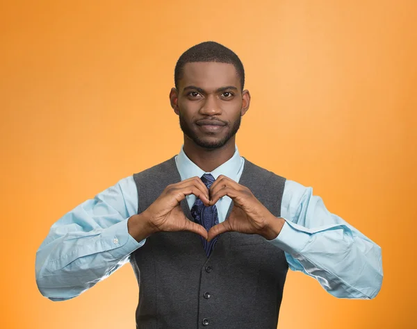 L'uomo fa la forma della mano cuore — Foto Stock