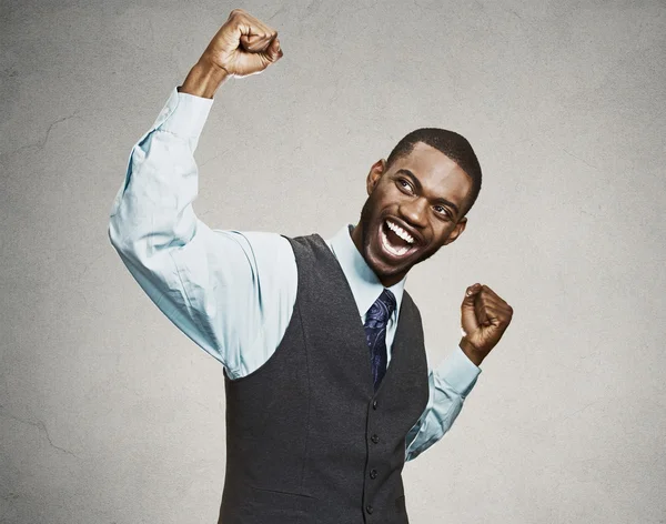 Succesvolle zakenman viert overwinning — Stockfoto