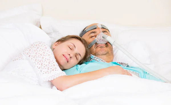 Man with sleeping apnea and CPAP machine — Stock Photo, Image