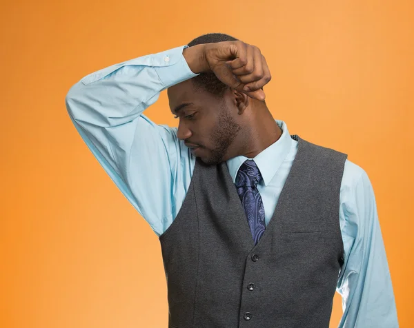 Hombre, oliendo oliendo su axila, algo huele mal — Foto de Stock