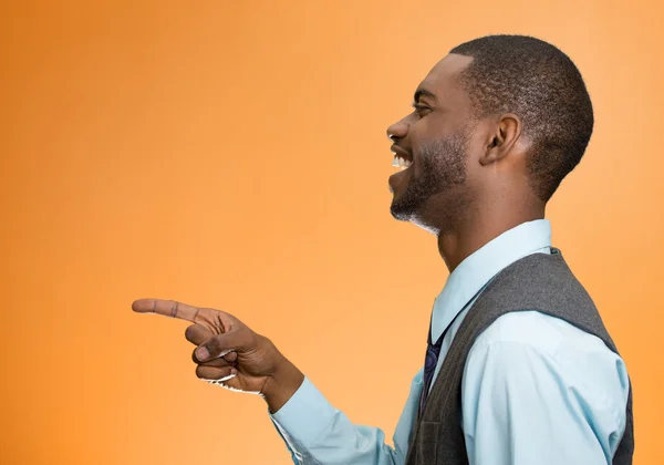 Uomo, ridendo, indicando con il dito qualcuno — Foto Stock