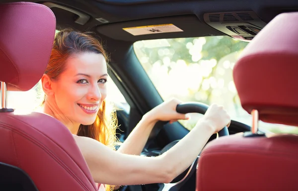 Mulher feliz dirigindo seu carro novo — Fotografia de Stock
