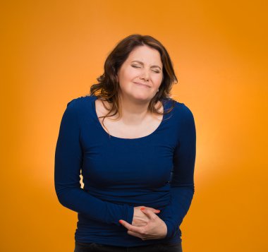 mide ağrısı olan kadın