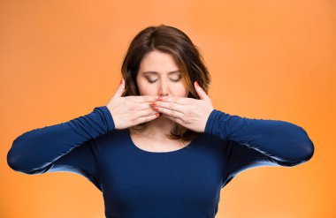 kapsayan kadın ağzı kapalı. hiçbir kötü kavramı konuşmak