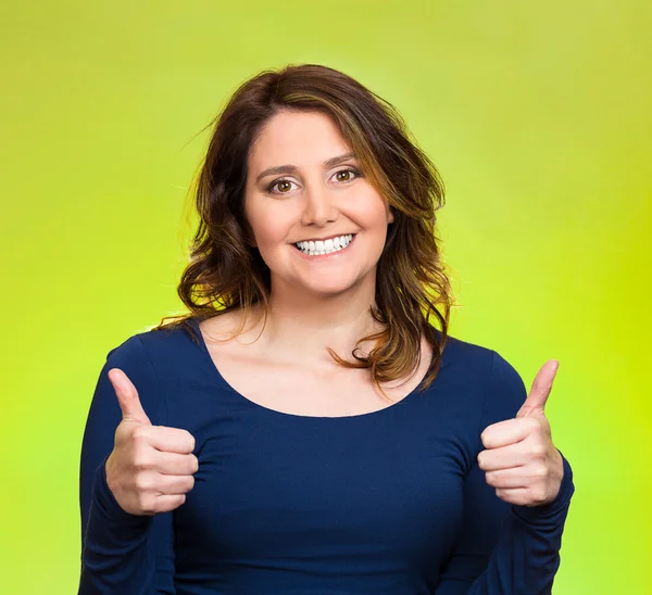 Mulher feliz mostrando polegares para cima gesto — Fotografia de Stock