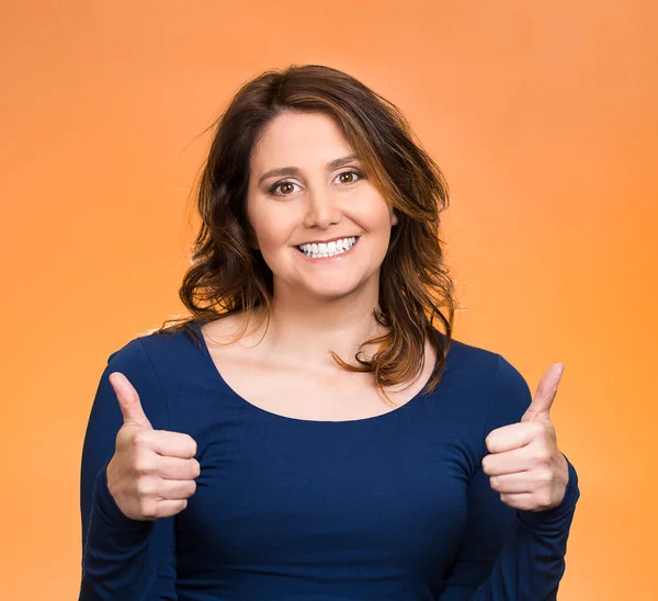 Šťastná žena ukazuje palec nahoru gesto — Stock fotografie