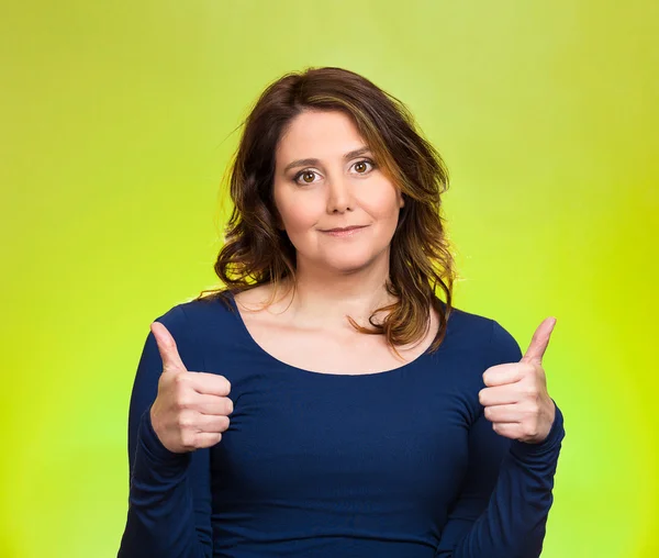 Happy woman showing thumbs up gesture — Stock Photo, Image