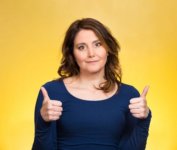 Happy woman showing thumbs up gesture — Stock Photo, Image