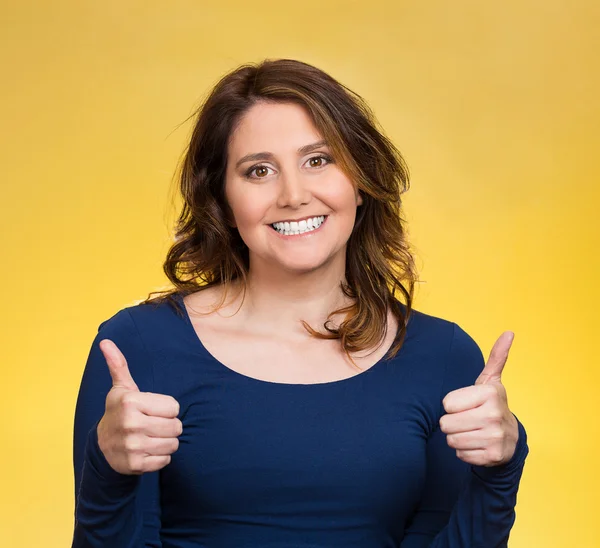 Щаслива жінка показує великі пальці вгору жест — стокове фото