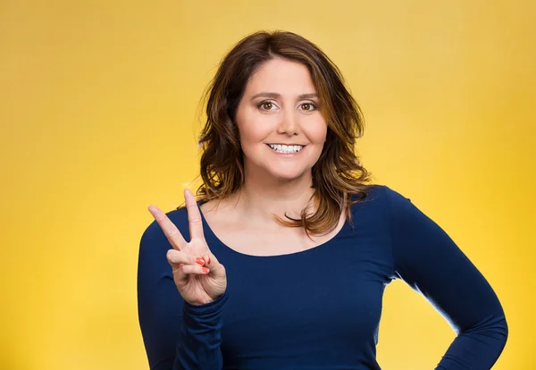 Happy woman showing victory sign — Stock Photo, Image