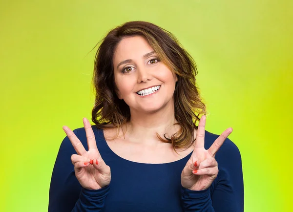 Happy woman showing victory sign — Stock Photo, Image