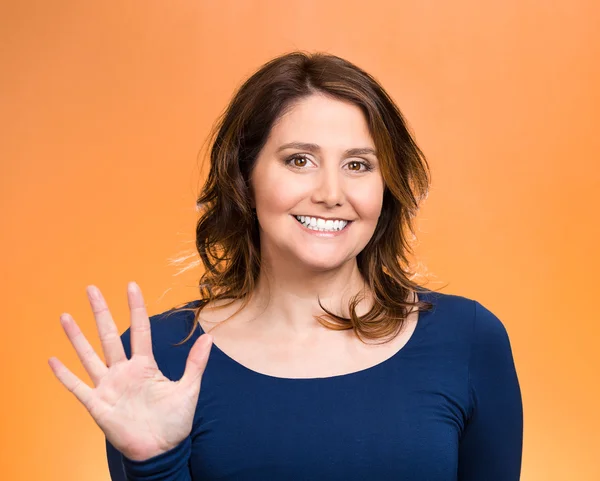 Vrouw die vijf keer teken gebaar met hand vingers — Stockfoto