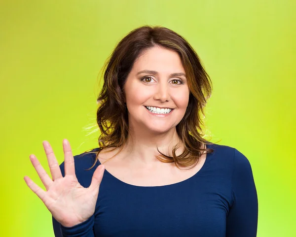 Vrouw die vijf keer teken gebaar met hand vingers — Stockfoto