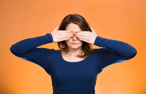 Mujer, cerrando, cubriendo los ojos con las manos no se puede mirar, escondiéndose. No veas ningún concepto malo — Foto de Stock