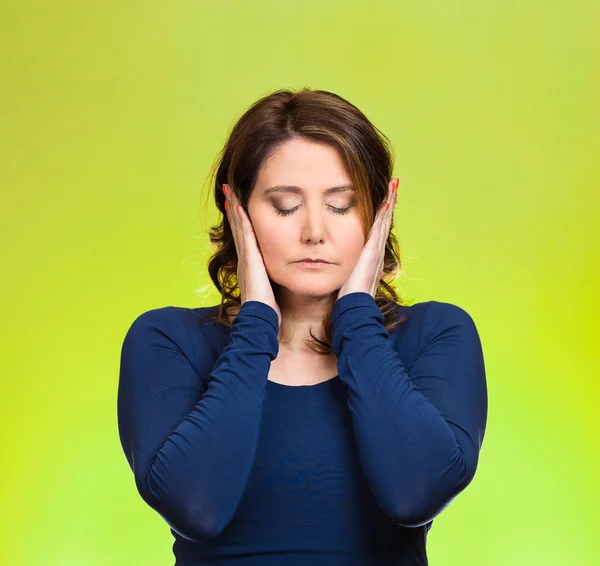 Vrouw, die betrekking hebben op oren. hoor geen kwaad concept — Stockfoto