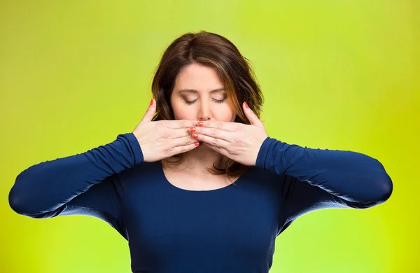 Mujer cubriendo la boca cerrada. No hables mal de concepto — Foto de Stock