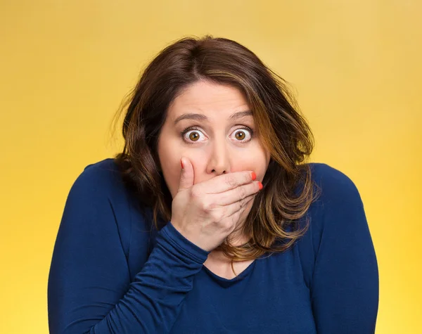 Chockad ung kvinna, som täcker hennes mun — Stockfoto