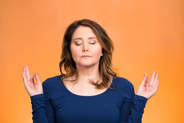 Kobieta relaksu, medytacji, w tryb zen — Zdjęcie stockowe