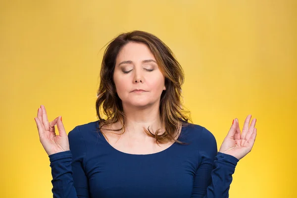 Mujer relajante, meditando, en modo zen — Foto de Stock