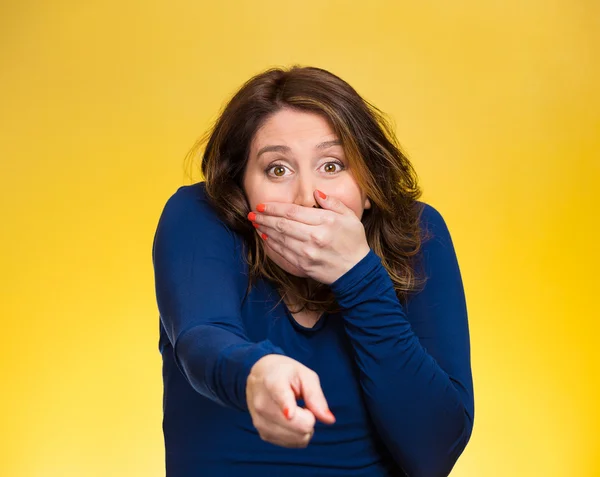 Mujer señalando con el dedo índice, riendo —  Fotos de Stock