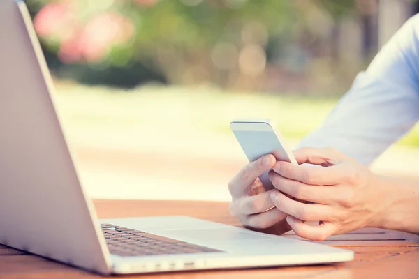 Las manos de la mujer sosteniendo, usando el teléfono inteligente, móvil y computadora — Foto de Stock