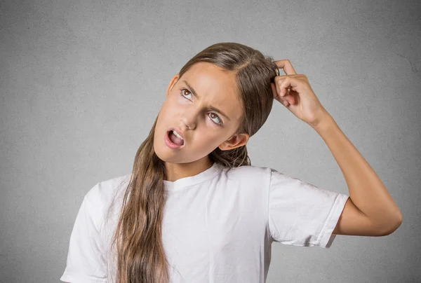 Junges Mädchen kratzt sich am Kopf und denkt tagträumend — Stockfoto