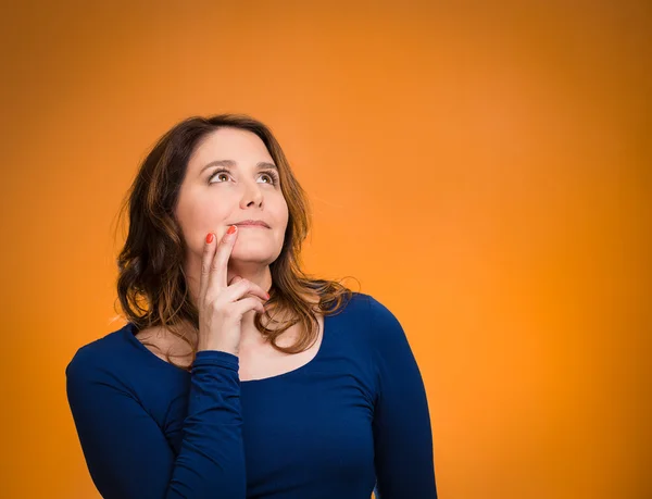 Mujer feliz, de mediana edad mirando hacia arriba soñando despierto —  Fotos de Stock