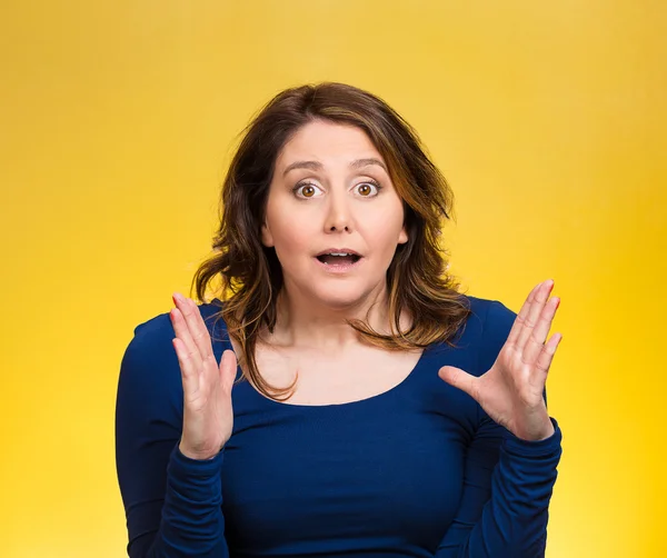 Geschrokken vrouw, op zoek geschokt, verbaasd — Stockfoto