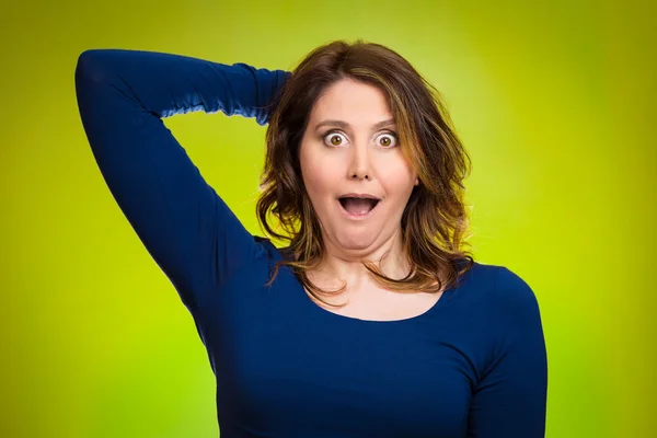 Mujer asustada, mirando sorprendido, sorprendido — Foto de Stock