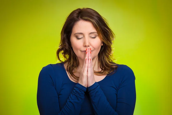 Vrouw biddend — Stockfoto