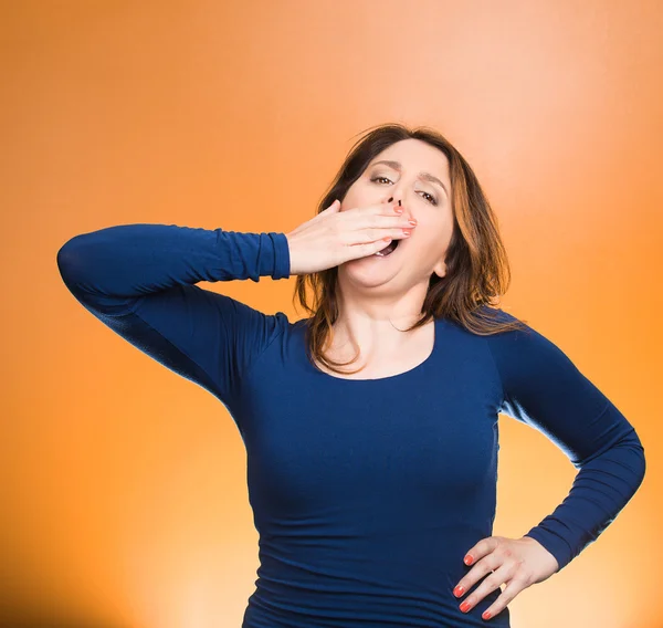 Slaap beroofd jonge vrouw hand op de mond geeuwen brengen — Stockfoto