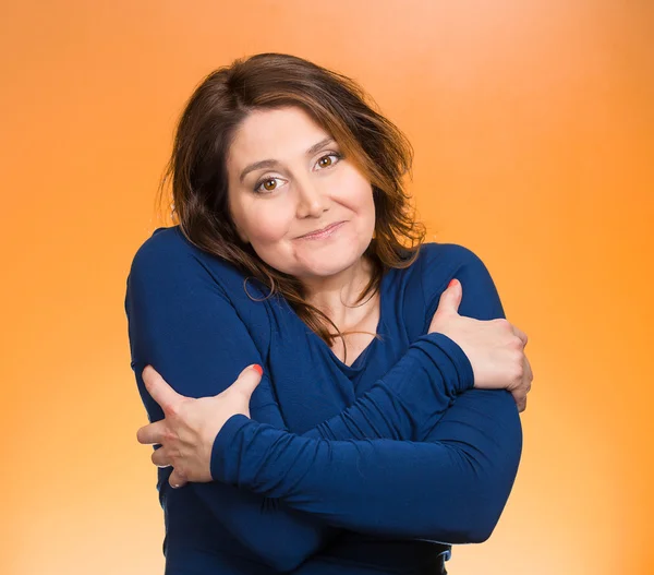 Sorrindo mulher, segurando, abraçando-se — Fotografia de Stock