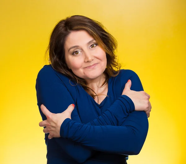 Sorrindo mulher, segurando, abraçando-se — Fotografia de Stock