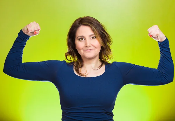 Mujer flexionando los músculos mostrando, mostrando su fuerza — Foto de Stock