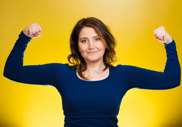 Vrouw buigen spieren tonen, haar kracht weergeven — Stockfoto