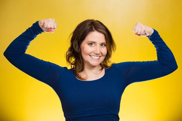 Mujer flexionando los músculos mostrando, mostrando su fuerza —  Fotos de Stock