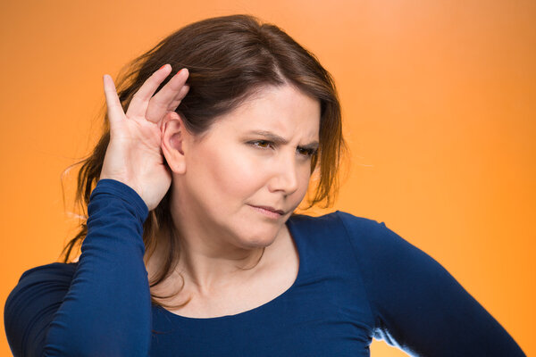 Любопытная юная любопытная, забавная женщина
