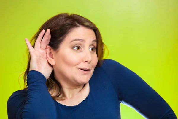 Nieuwsgierige vrouw luisteren naar iemands gesprek — Stockfoto