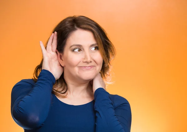 Neugierige Frau mit Hand-zu-Ohr-Geste — Stockfoto