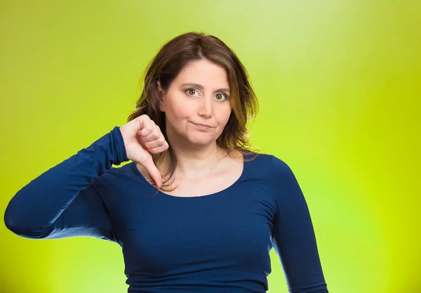 Cabreado mujer, dando el pulgar hacia abajo gesto con la mano — Foto de Stock