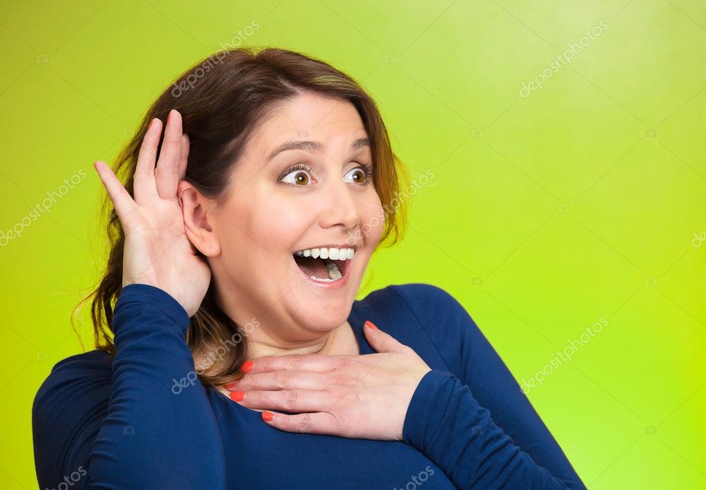 Curioso, ouvir atentamente a conversa de alguém, mulher — Stock Photo