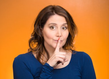 sessizlik işaret gösteren erkek