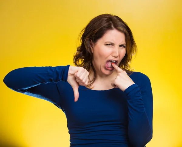 Vrouw, geven duim naar beneden, vinger in mond gebaar — Stockfoto