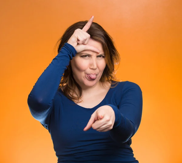 Loco cabreado mujer, mostrando señal de perdedor — Foto de Stock