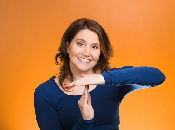 Žena ukazuje časový limit gesto s rukama — Stock fotografie