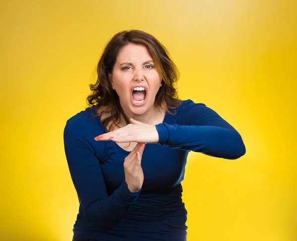 Кричащая женщина, показывающая тайм-аут жестом руками — стоковое фото