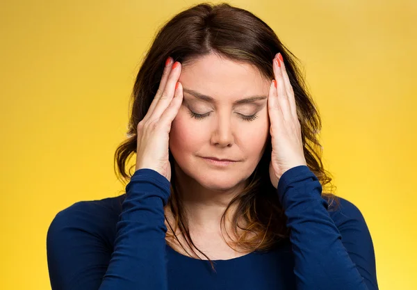 Stressad kvinna har så många tankar — Stockfoto